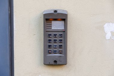 Konut binasının girişindeki eski dahili telefon.