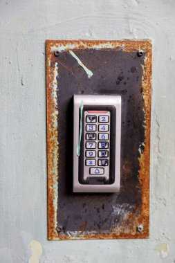 Konut binasının girişindeki eski dahili telefon.