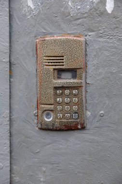 Konut binasının girişindeki eski dahili telefon.