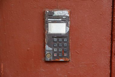 Konut binasının girişindeki eski dahili telefon.