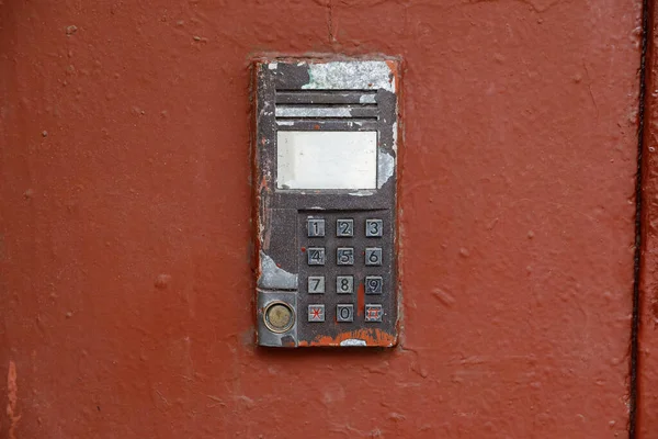 Vecchio citofono all'ingresso di un edificio residenziale — Foto Stock