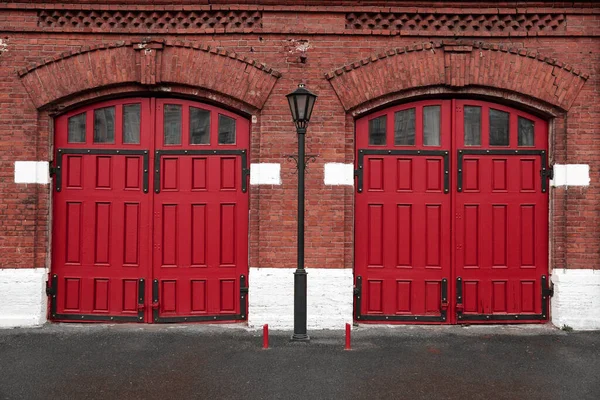 Κόκκινες ξύλινες πύλες. Αναχώρηση από τον πυροσβεστικό σταθμό Εικόνα Αρχείου