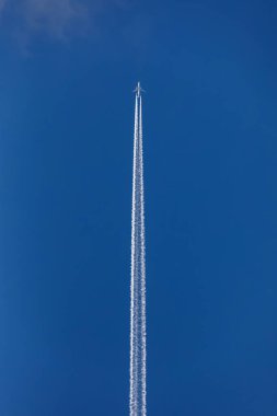 Mavi gökyüzü arka planında uçak ayak izleri