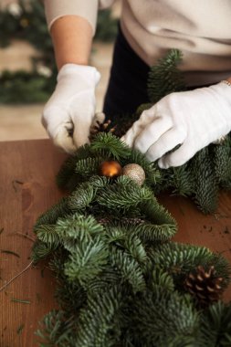 Nobilis 'ten Noel kompozisyonu. Tatil dekorasyonu için çelenk