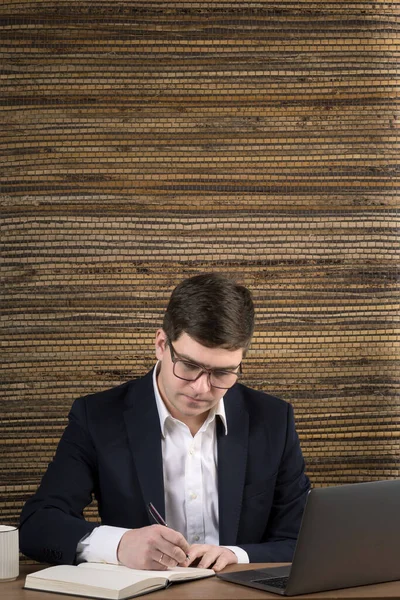 Retrato de un hombre mirando la pantalla de un portátil. hombre de negocios con gafas trabaja en casa en línea — Foto de Stock