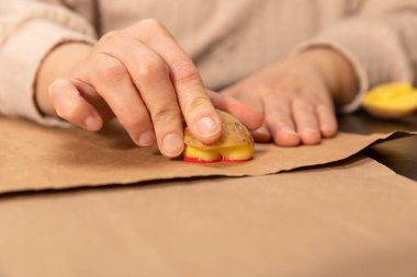 Kalp şeklinde bir patates pulu. Sevgililer Günü için bir hediye süsleme süreci. 14 Şubat 'taki kutlamaya hazırlanıyorum..