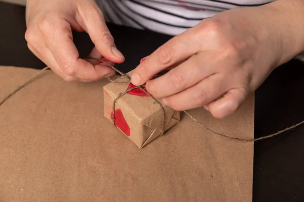 Σφραγίδα πατάτας σε σχήμα καρδιάς σε χαρτί χειροτεχνίας. Η διαδικασία της διακόσμησης ενός δώρου για την Ημέρα του Αγίου Βαλεντίνου. Ετοιμάζεται για τον εορτασμό στις 14 Φεβρουαρίου. Φωτογραφία Αρχείου