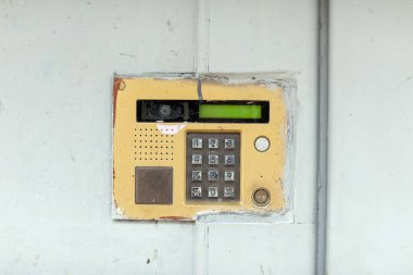 eski kapı zili düğmesi paneli ve dahili iletişim.