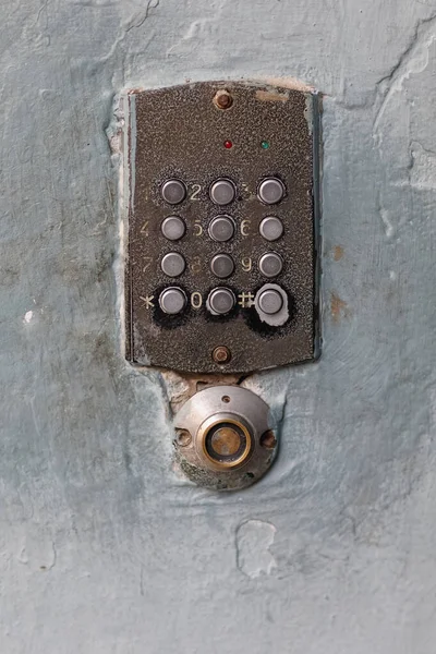 古いドアベルのボタンパネルとインターホン. — ストック写真