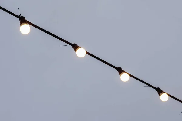 Sokak lambalarından çelenkler — Stok fotoğraf