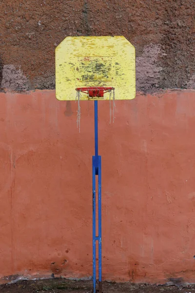 Urban Basketball Court setting downtown city hood — Stock Photo, Image