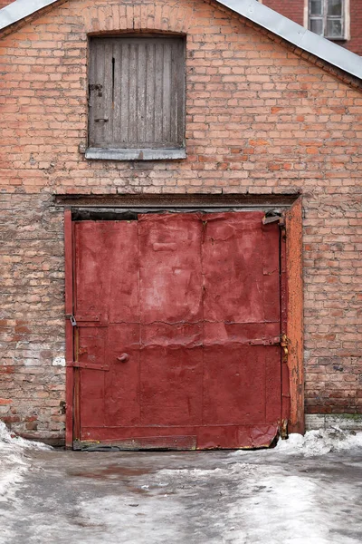 Poarta veche de fier roșu la garaj — Fotografie, imagine de stoc