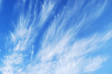 Mavi gökyüzünde beyaz bulutların narin desenleri