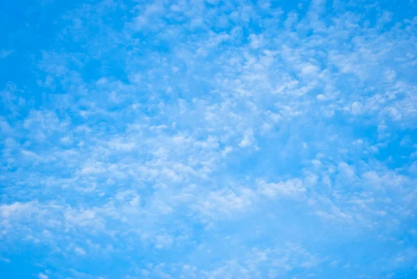 Ντελικάτα Μοτίβα Λευκών Νεφών Στον Γαλάζιο Ουρανό — Φωτογραφία Αρχείου