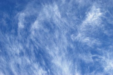 Parlak mavi gökyüzündeki bulutların narin desenleri