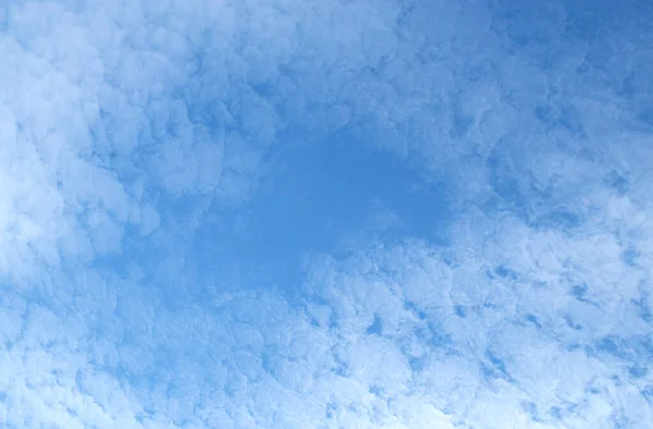 Sanfte Weiße Wolken Strahlend Blauen Himmel — Stockfoto