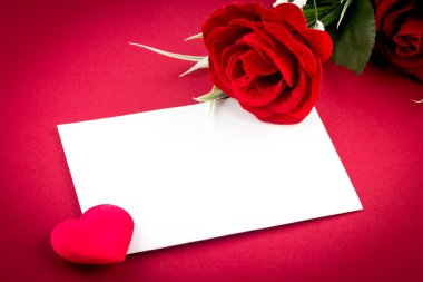 Kırmızı gül ve kalp