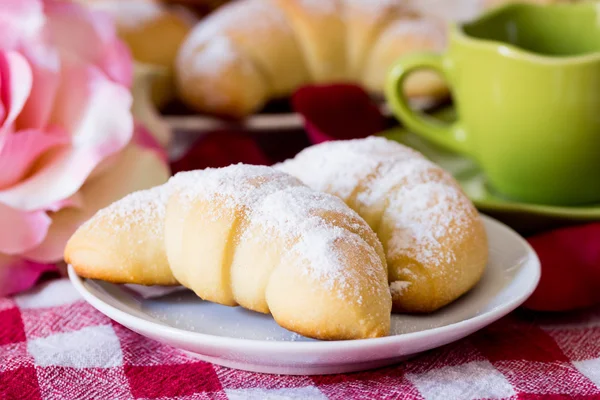 Frokostcroissant og kaffe – stockfoto