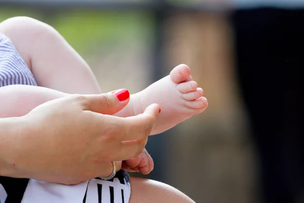 Baby foot in mother's hand — Stock Photo, Image