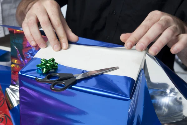 Wrapping a present — Stock Photo, Image