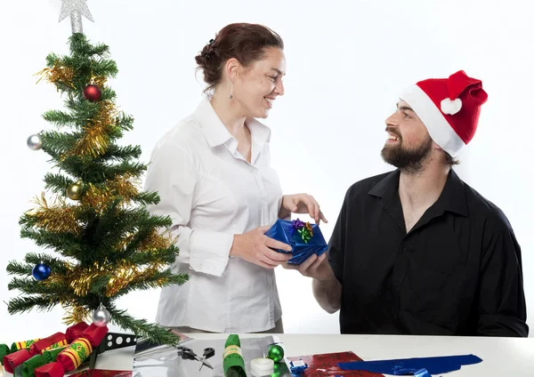 Pareja intercambiando regalos — Foto de Stock