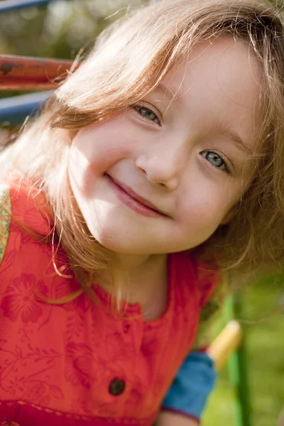 Linda niña en el patio de recreo — Foto de Stock