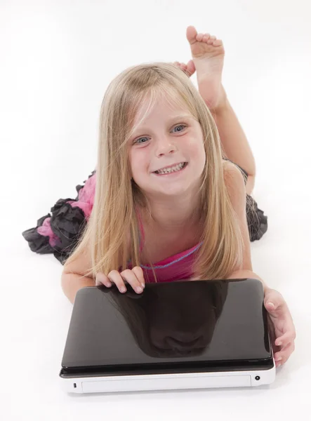 Маленька дівчинка працює на портативному комп'ютері — стокове фото