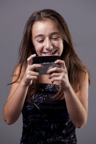 Підліток і мобільний телефон — стокове фото