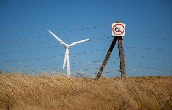 Aerogenerador Campo Con Una Cerca Alambre Primer Plano Con Cartel Fotos De Stock Sin Royalties Gratis