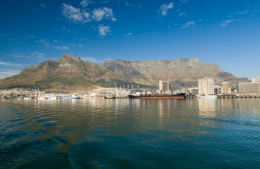 Güney Afrika ithalat ve ihracatı için önemli bir liman olan Cape Town limanının Masa Dağı 'na doğru bir manzara.