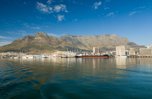 Вид на Столовую гору гавани Кейптауна, важный порт для южноафриканского импорта и экспорта.