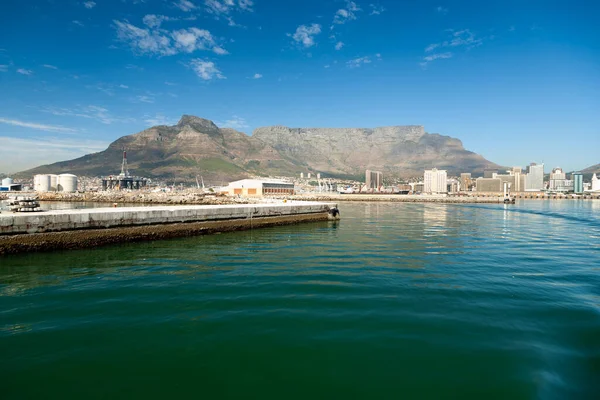 南アフリカの輸入 輸出の重要な港であるケープタウン港の表山への眺め ロイヤリティフリーのストック写真
