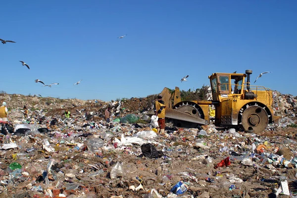 Buldozer Pracující Skládce Kde Dělníci Sbírají Odpad Recyklaci Stock Obrázky