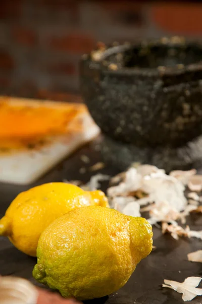 Limones Otros Ingredientes Una Superficie Trabajo Cocina — Foto de Stock