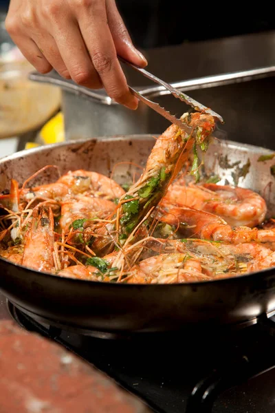 Langostino Fresco Camarones Fritos Con Cilantro Hierbas Una Sartén Fotos De Stock Sin Royalties Gratis