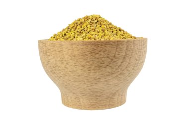 Beyaz arka planda izole edilmiş tahta kasedeki arı poleni. İltihabı azaltmak için doğal bitkisel ilaçlar, grip, karaciğer sağlığını arttırır, bağışıklık sistemini güçlendirir, stresi azaltır ve beslenme desteği olarak kullanılır..