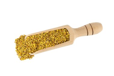 Tahta kepçedeki arı poleni beyaz arka planda izole edilmiş. İltihabı azaltmak için doğal bitkisel ilaçlar, grip, karaciğer sağlığını arttırır, bağışıklık sistemini güçlendirir, stresi azaltır ve beslenme desteği olarak kullanılır..