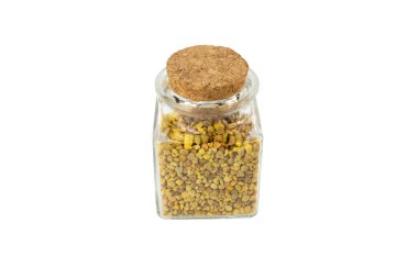 Beyaz arka planda izole edilmiş cam kavanozdaki arı poleni. İltihabı azaltmak için doğal bitkisel ilaçlar, grip, karaciğer sağlığını arttırır, bağışıklık sistemini güçlendirir, stresi azaltır ve beslenme takviyesi olarak kullanılır..