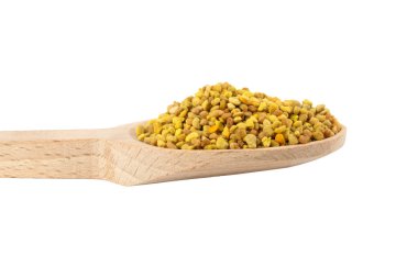 Beyaz arka planda izole edilmiş tahta kaşıktaki arı poleni. İltihabı azaltmak için doğal bitkisel ilaçlar, grip, karaciğer sağlığını arttırır, bağışıklık sistemini güçlendirir, stresi azaltır ve beslenme desteği olarak kullanılır..