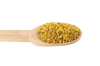 Beyaz arka planda izole edilmiş tahta kaşıktaki arı poleni. İltihabı azaltmak için doğal bitkisel ilaçlar, grip, karaciğer sağlığını arttırır, bağışıklık sistemini güçlendirir, stresi azaltır ve beslenme desteği olarak kullanılır..
