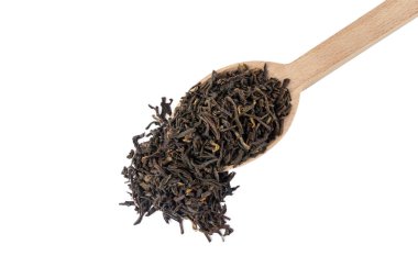 Beyaz arka planda izole edilmiş ahşap kaşıkta yunnan çayı.