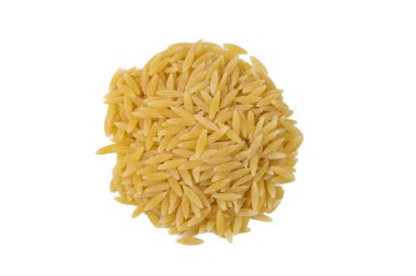 Yunanistan 'da Kritharaki deniyor. İtalya 'da Orzo derler. Pirinç şekilli makarna yığını beyaz arka planda izole. Makarna türü. Yiyecek malzemesi..
