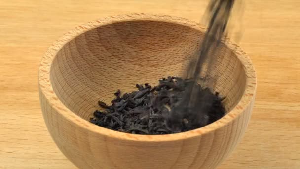Yunnan Ceai Negru Toarnă Castron Lemn Fundal Din Lemn — Videoclip de stoc