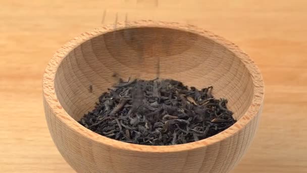 Yunnan Черный Чай Вылить Деревянную Чашу Деревянном Фоне Медленное Движение — стоковое видео