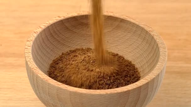 Kokos Sukker Hældes Træskål Træbaggrund Langsom Bevægelse – Stock-video