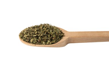 Kurutulmuş limon merhemi (Melissa officinalis) beyaz arka planda izole edilmiş ahşap kaşık üzerinde bitki. 