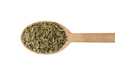 Kurutulmuş limon merhemi (Melissa officinalis) beyaz arka planda izole edilmiş ahşap kaşık üzerinde bitki. 