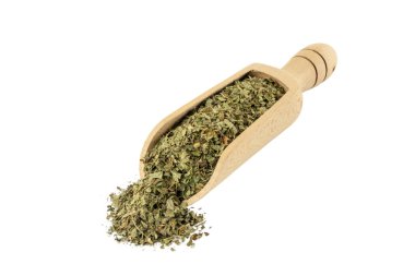 Beyaz arka planda izole edilmiş ahşap kepçe içindeki kurutulmuş limon merhemi (Melissa officinalis).