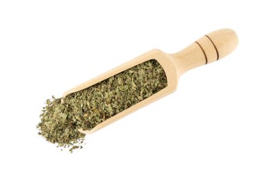 Beyaz arka planda izole edilmiş ahşap kepçe içindeki kurutulmuş limon merhemi (Melissa officinalis).