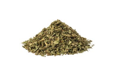 Kurutulmuş limon merhemi (Melissa officinalis) beyaz arka planda izole edilmiş bitki yığını. 
